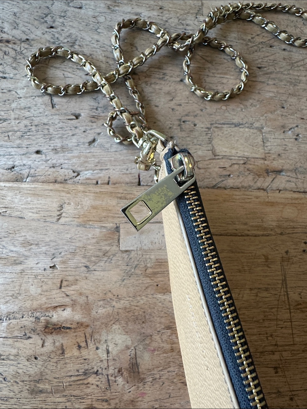 Bandolier Tan Pebbled Leather Zip Pouch Crossbody Gold/Brass Chain Strap - Picture 6 of 6